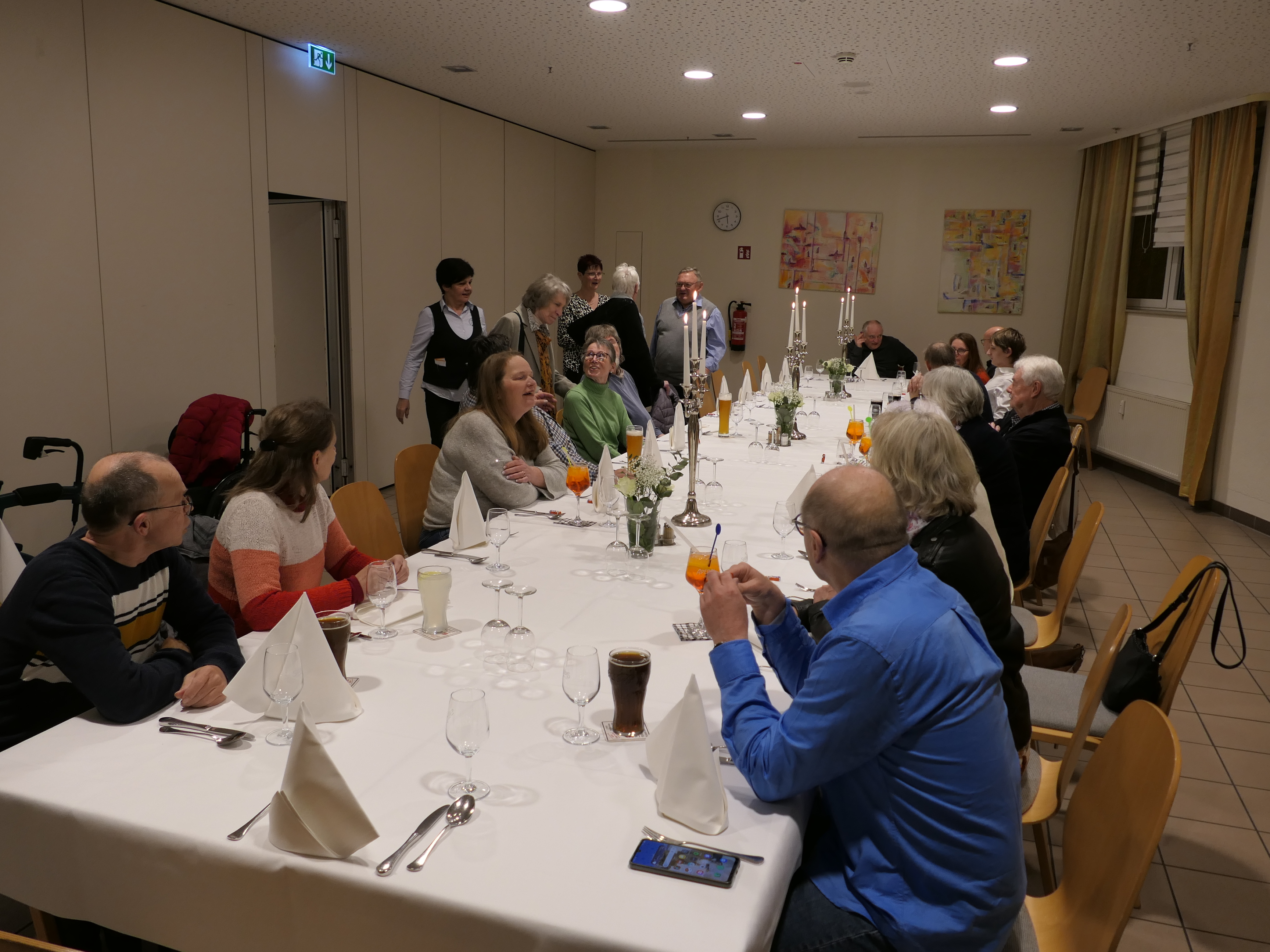 Der Saal füllt sich ...