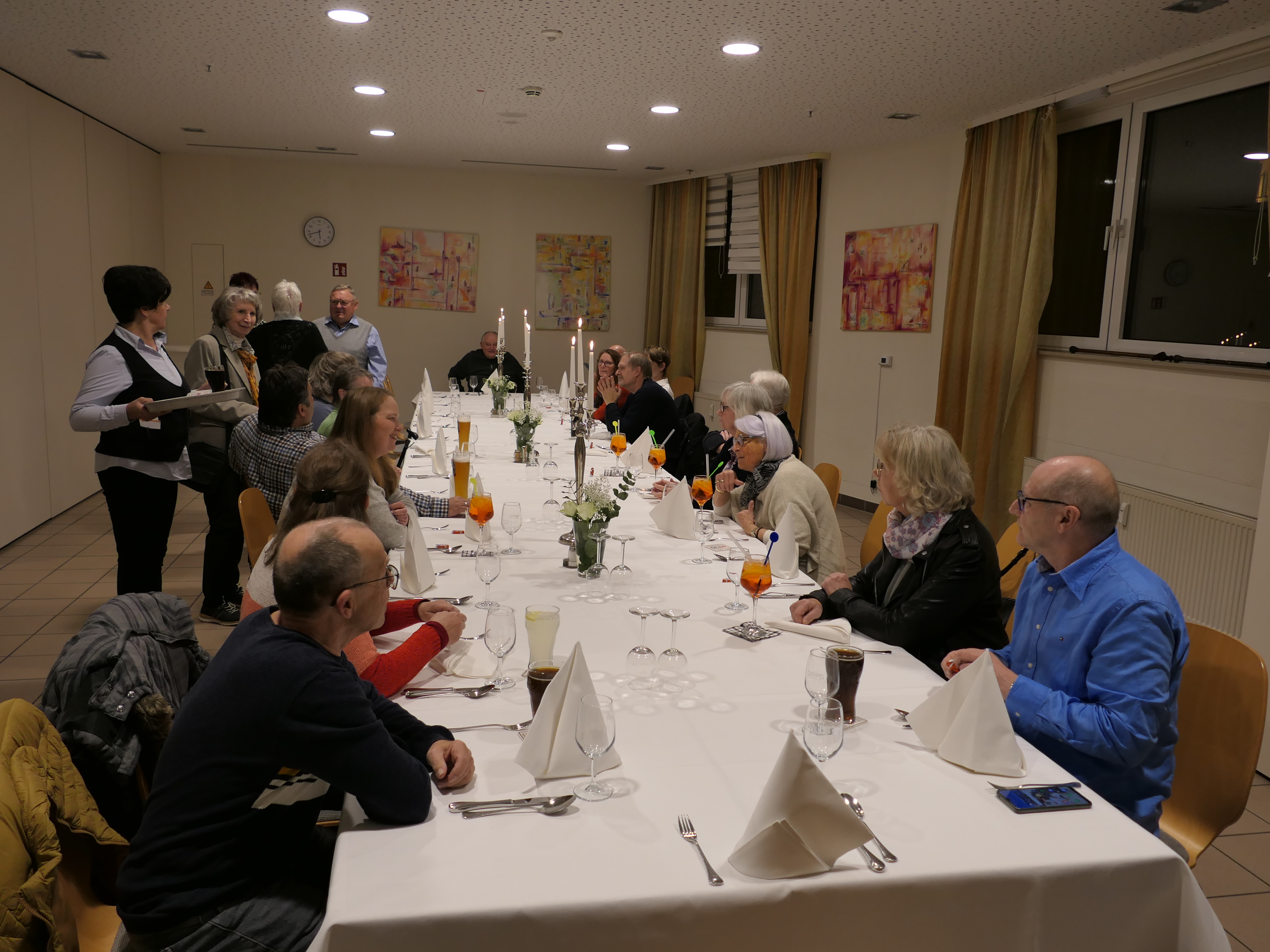 Der Saal füllt sich ...