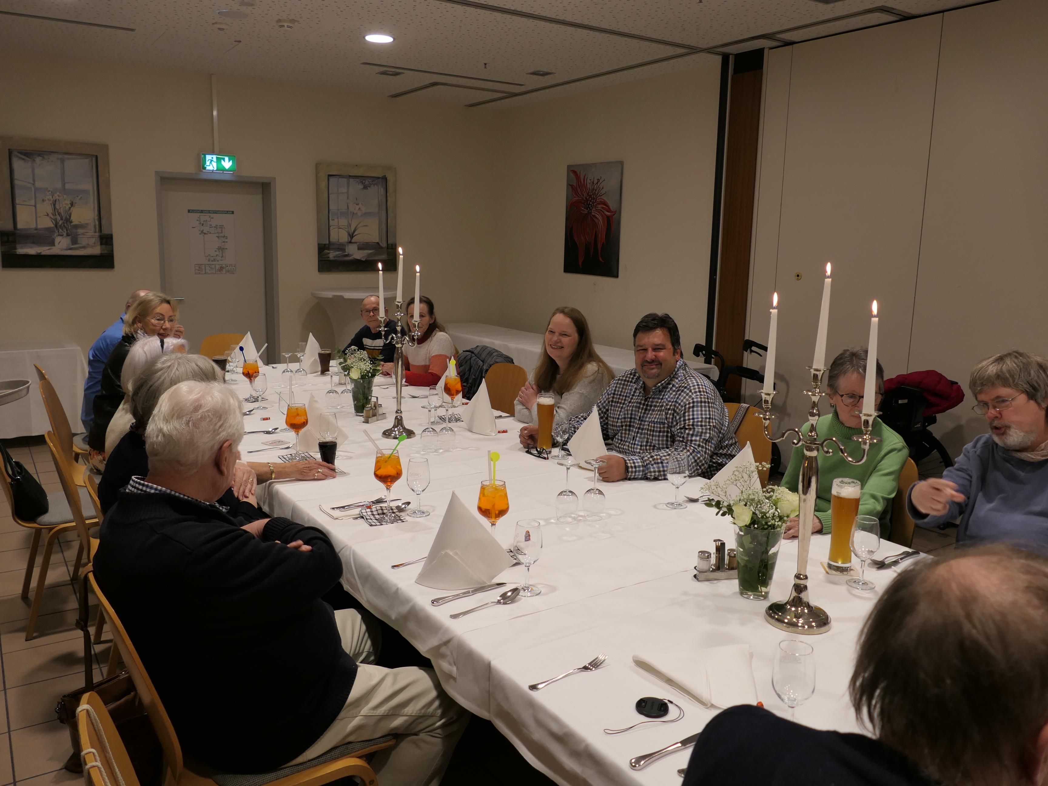 Der Saal füllt sich ...