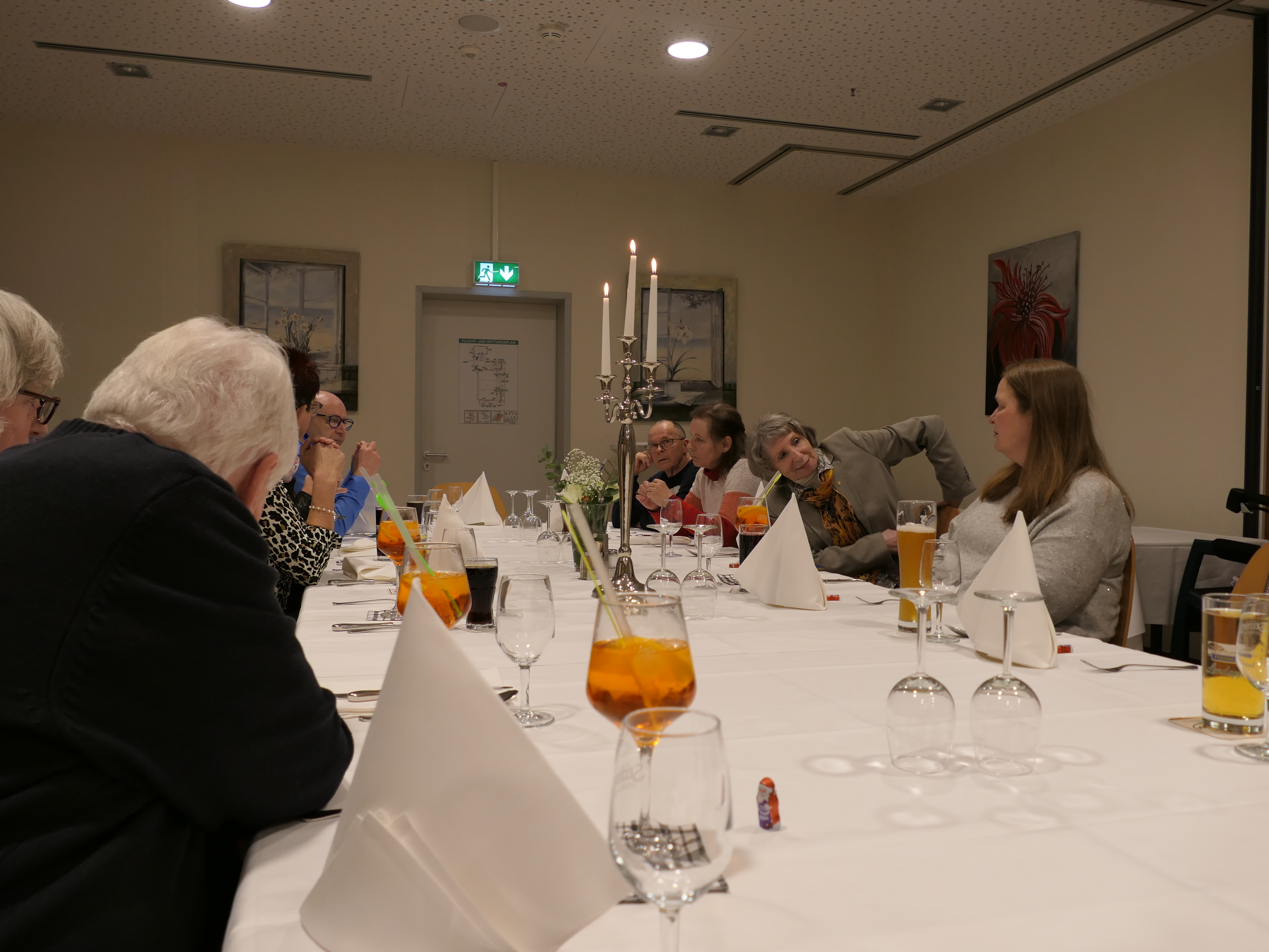 Der Saal füllt sich ...