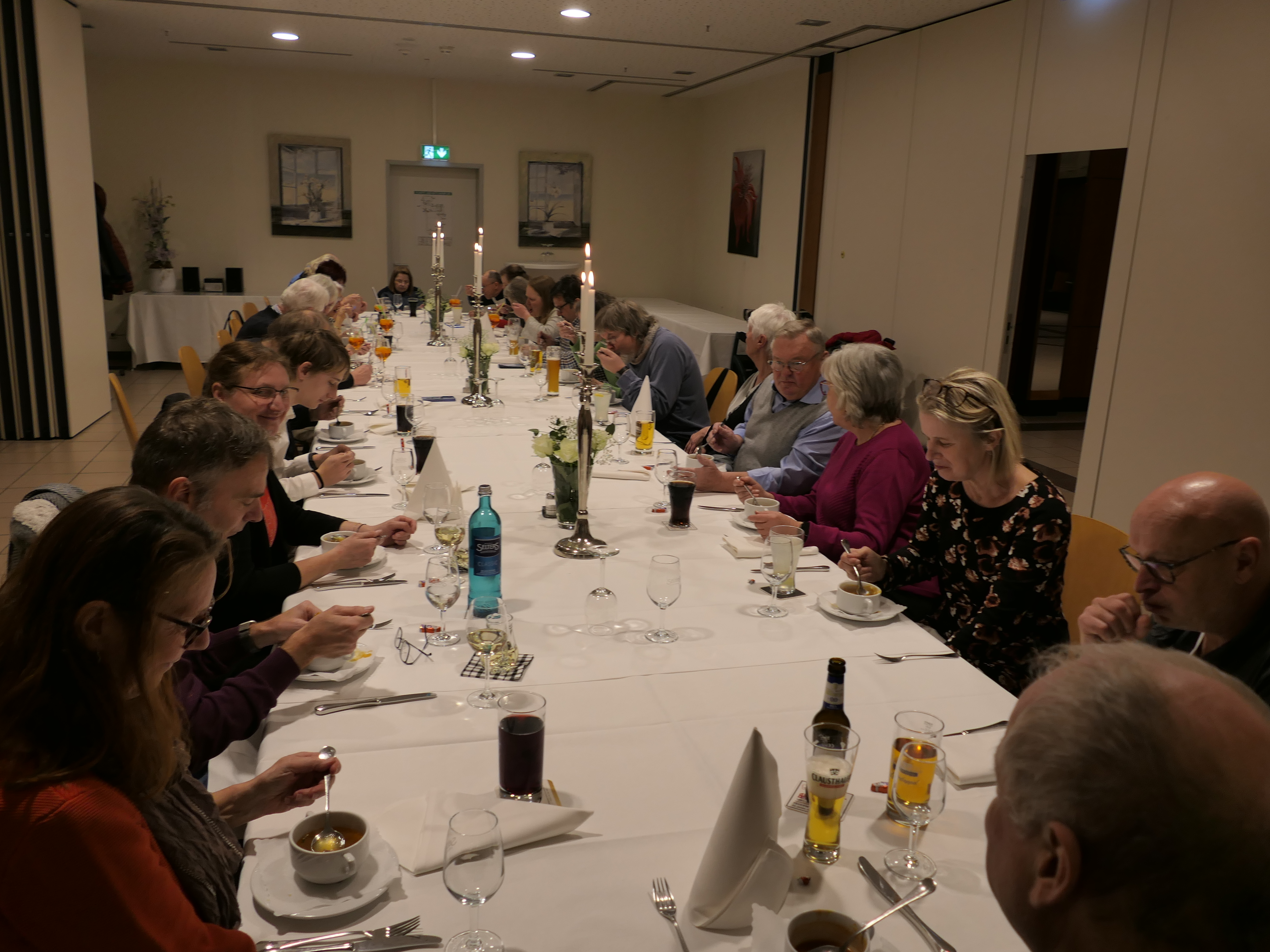 Der Saal füllt sich ...