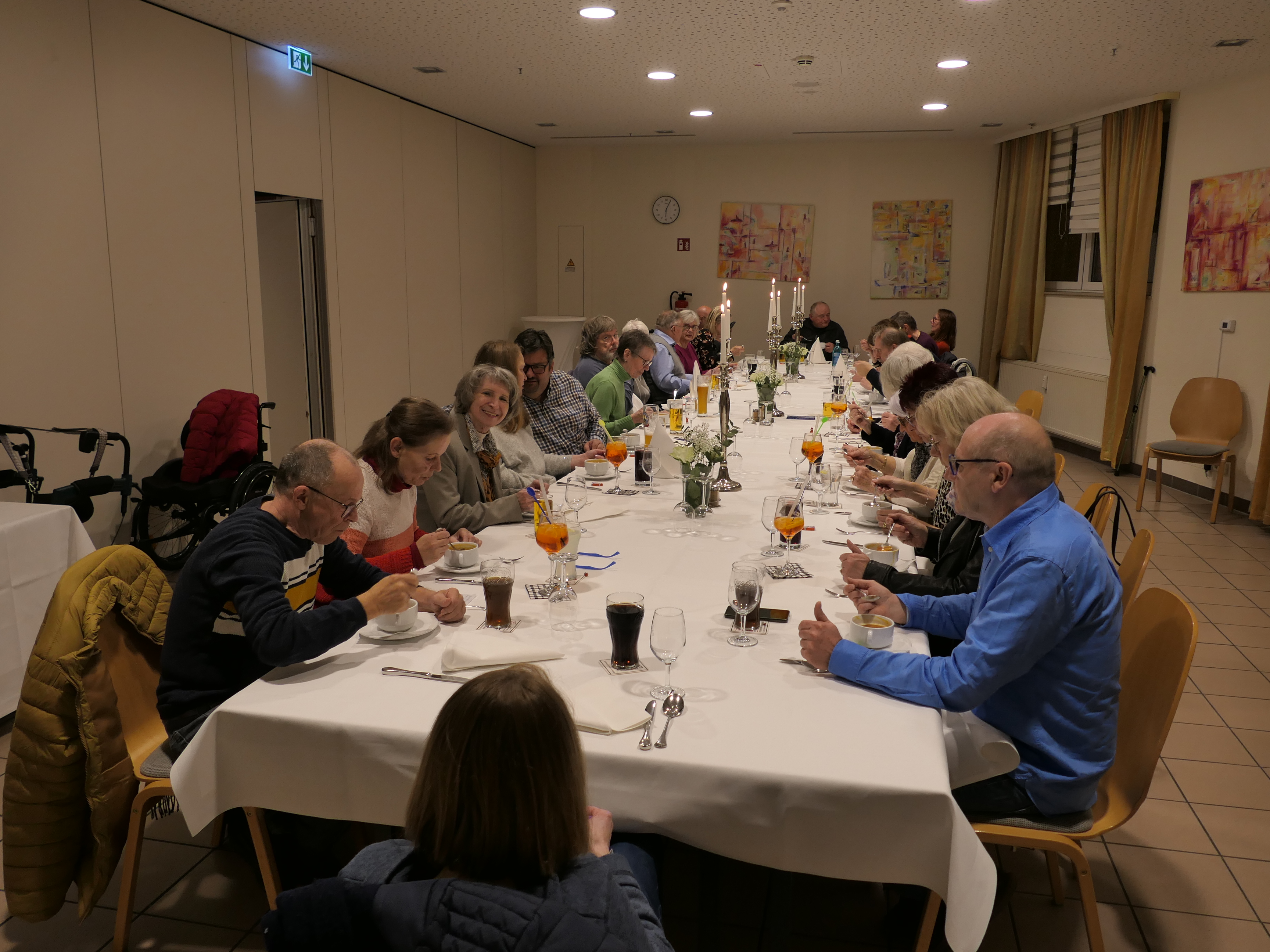 Der Saal füllt sich ...